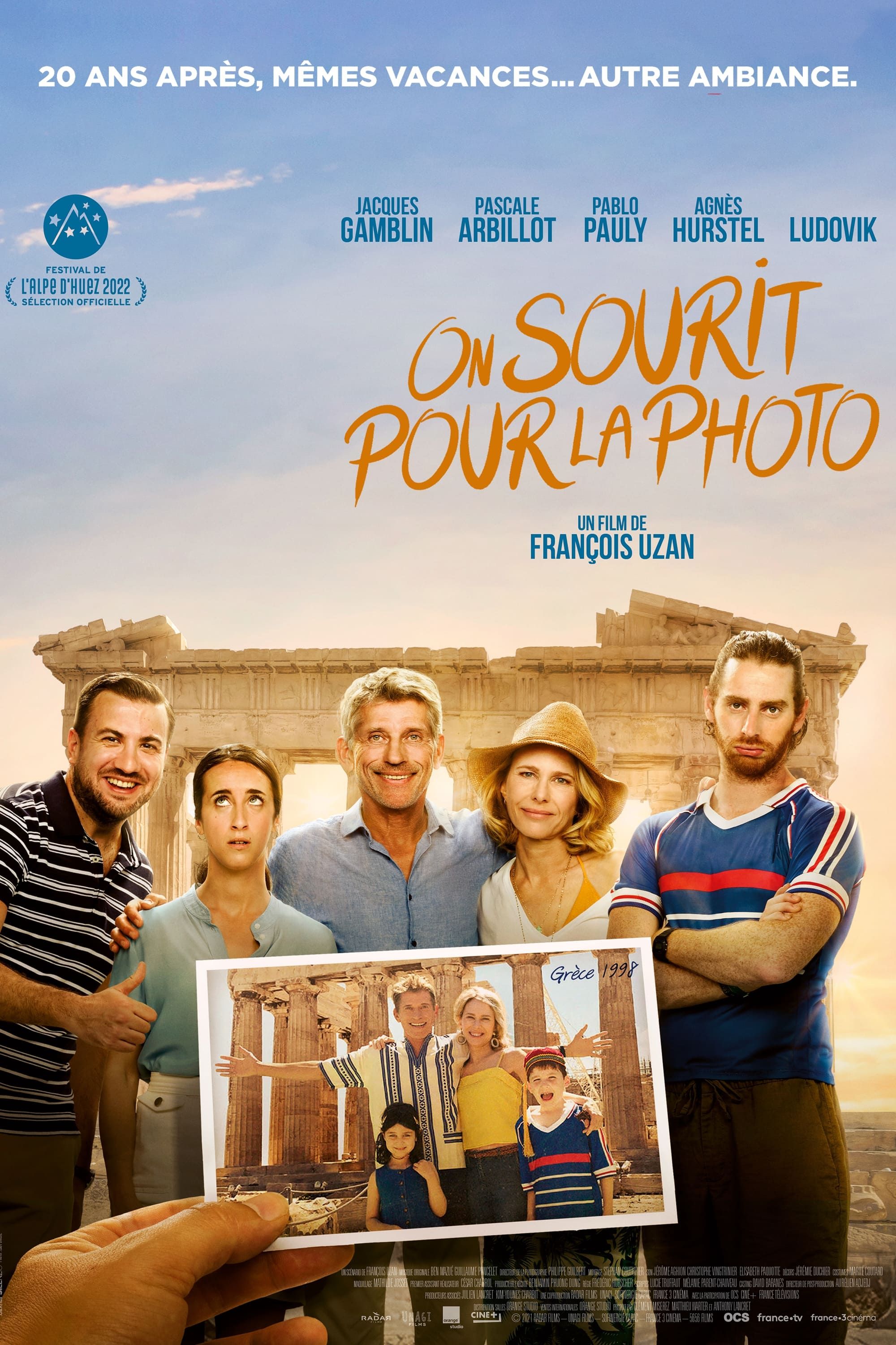 poster of On sourit pour la photo (2022) Hindi [Voice Over] Dubbed CAMRip